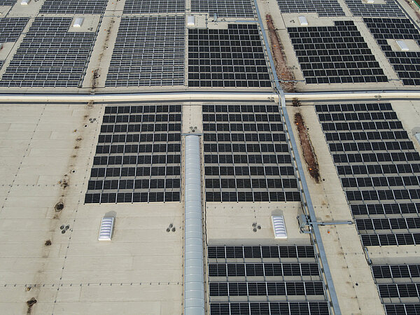 Solardachanlage auf einer Speditionshalle